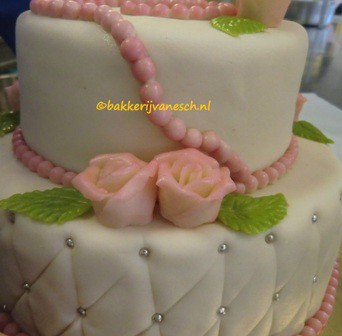 2 laags stapel bruidstaart wit/rose